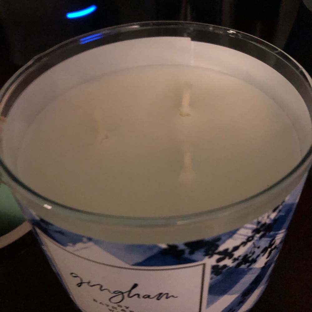 NWT Bath & Body Works Gingham Candle - Picture 2 of 3